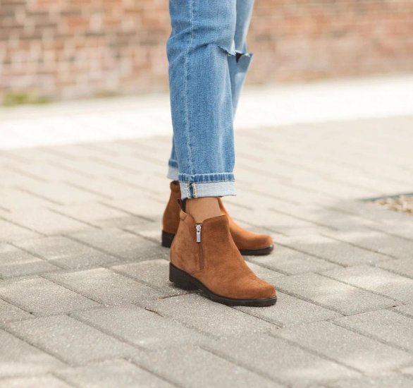 Munro Boots | WOMEN'S ROURKE-New Tobacco Suede - Click Image to Close